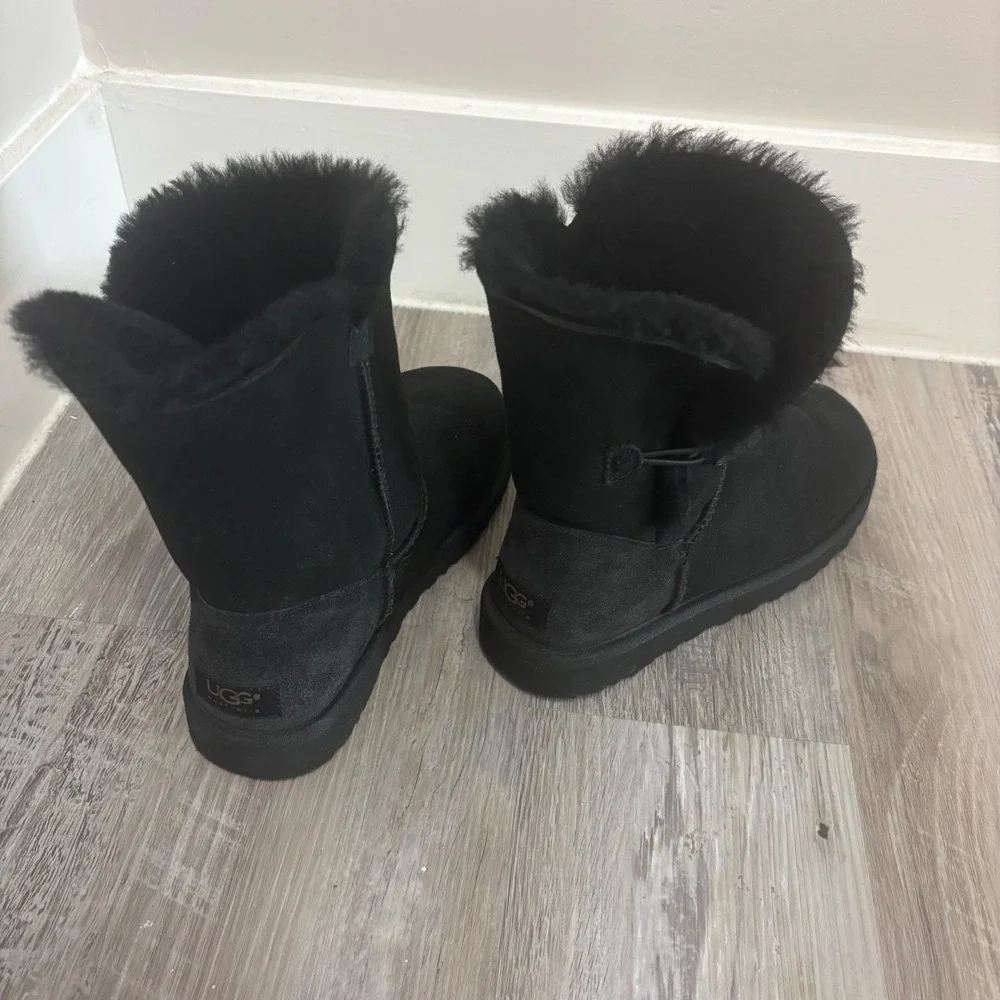 UGG Australia Bailey Button Black Suede Sheepskin Mid Calf Boots Womens size 7